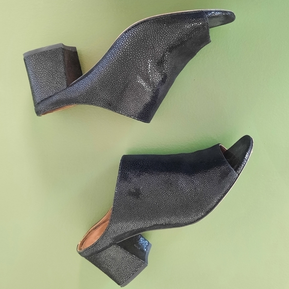 Donald J. Pliner Black Textured Leather Open-Toe Block Heel Mules - Picture 3 of 8